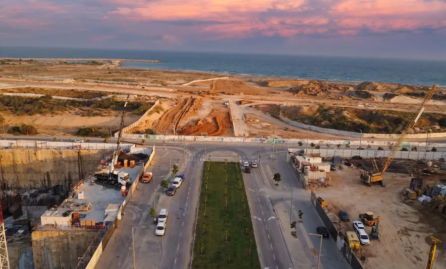כלי רכב של קבלנים ועגורנים בעבודות החיבור ברחוב איינשטיין