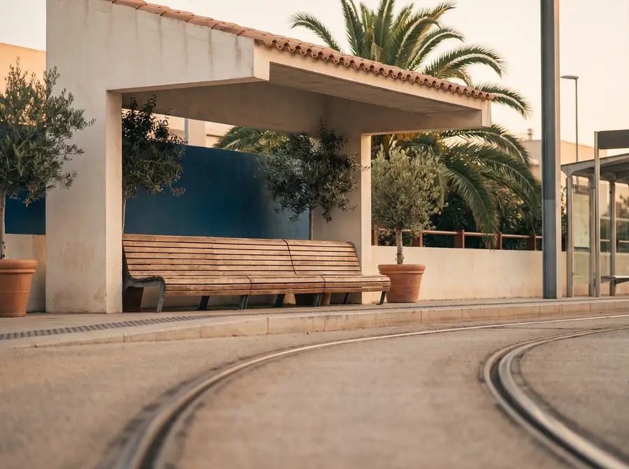 רציף רכבת קלה ריק באור ערב, פסים מתעקלים אל מחוץ לפריים