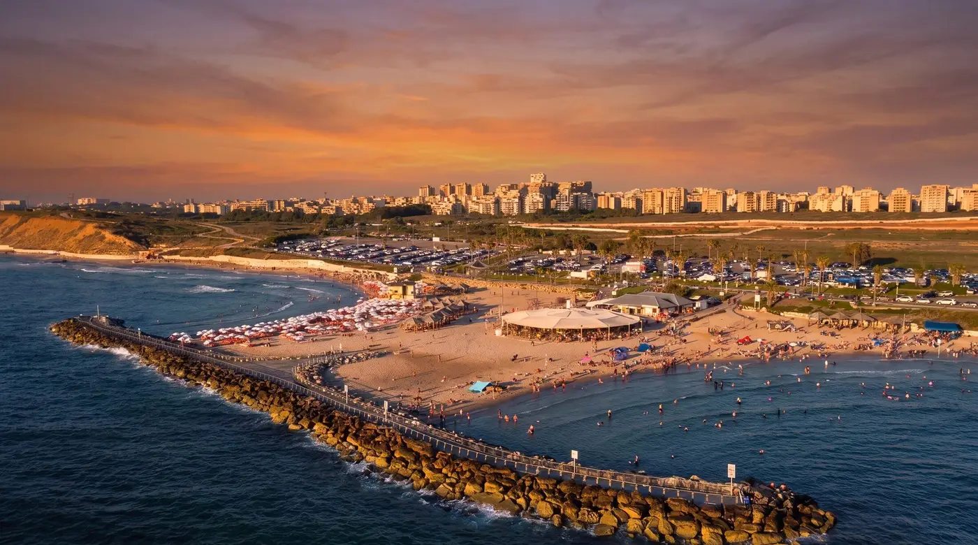 חוף תל ברוך והשובר שלו ממבט אווירי, העיר לאורך קו המים